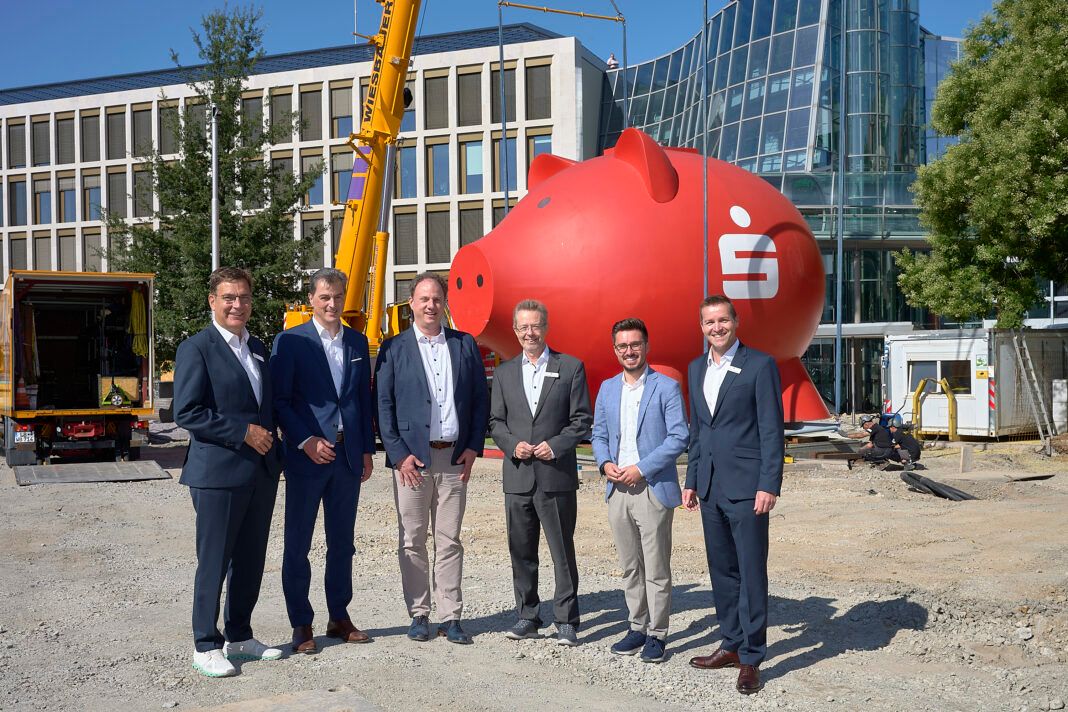 Das größte Sparschwein der Welt hebt ab